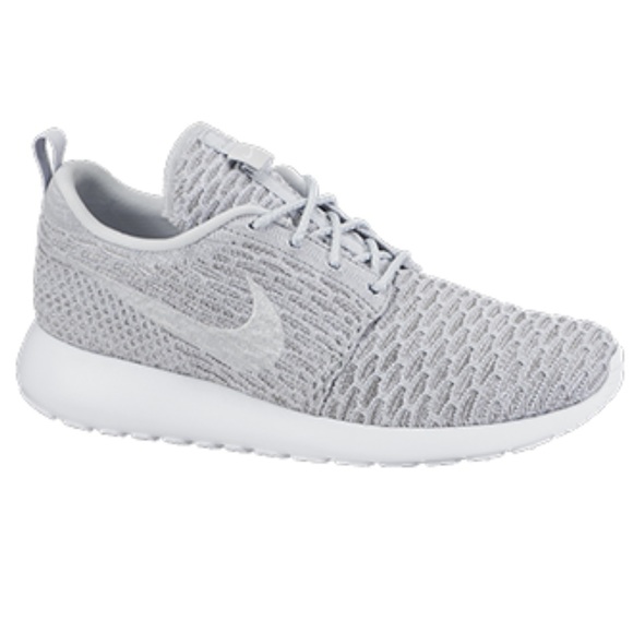Nike Shoes - Women’s Nike Roshe Flyknit